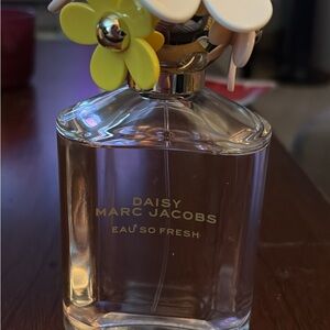 Marc Jacobs Daisy Eau So Fresh with Yellow and White Floral Cap